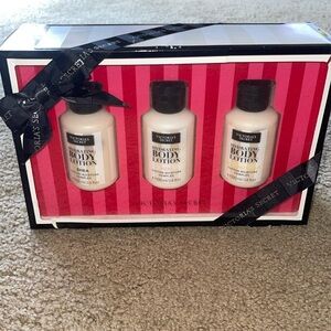 VICTORIA & SECRET BODY CARE
HYDRATING BODY LOTION/OTION POUR LE CORPS HYDRATANTE